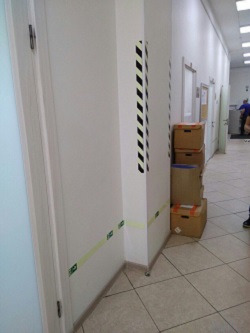 Фотолюминесцентная эвакуационная система в офисном помещении